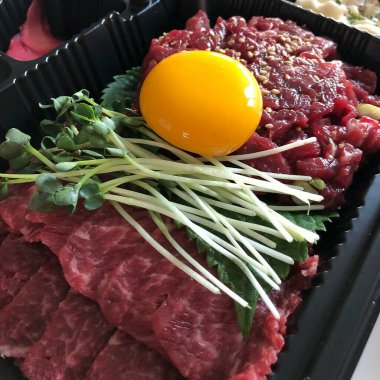 Sebze ve bitkilerle taze çiğ et.