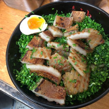 Lezzetli Asya yemeklerinin yakın görüntüsü