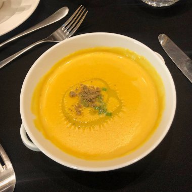 beyaz tabakta kabaklı çorba