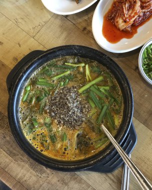 Sebzeli kızarmış tavuk.