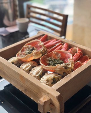 Sebze ve soslu ızgara tavuk.