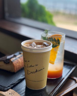 Bir fincan buzlu kahve ve masaya bir içki.