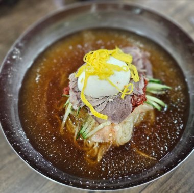 Japon mutfağı. Arka planda kızarmış domuz var.