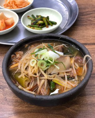 Kore usulü sebze, yumurta, çorba, sebze ve baharatlı pirinç eriştesi.