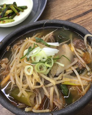 Sebze ve baharatlı Kore eriştesi.