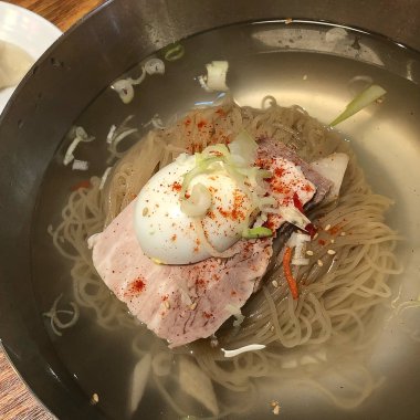 Japon mutfağındaki eriştenin yakın görüntüsü.