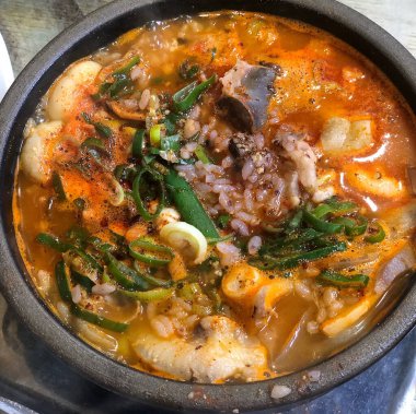 Kore baharatlı tavuk çorbası.