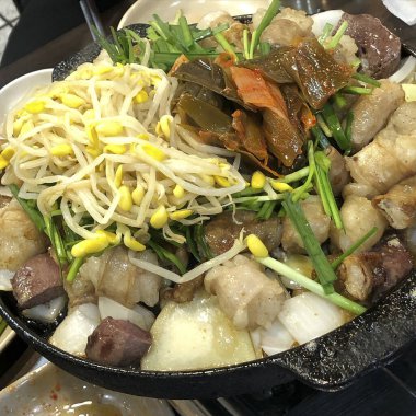 Sebze ve soslu kızarmış tavuk.