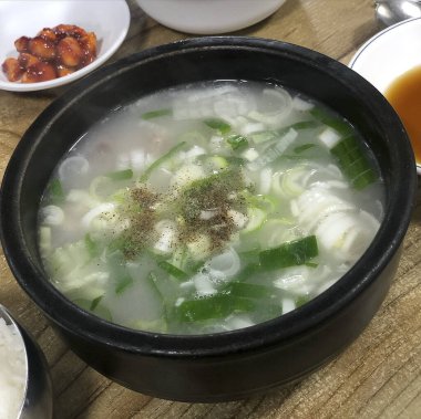 Kore yemeği, sebzeli pirinç çorbası ve şifalı otlar.