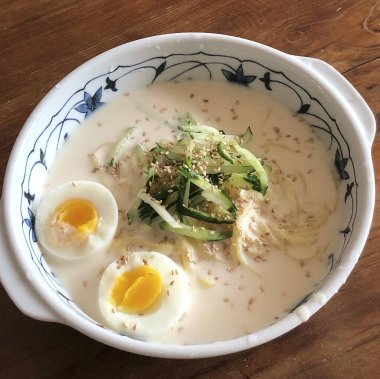 Sebzeli ve yumurtalı çorbanın mutfak fotoğrafı.