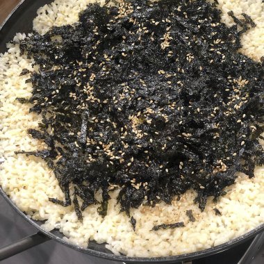 Pirinç ve pirinci bir tavaya koy.