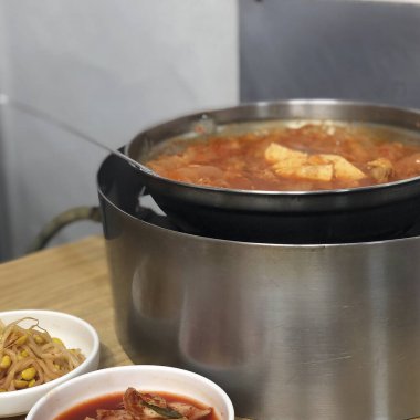 Kuru tencerede lezzetli yiyecekleri yakın.