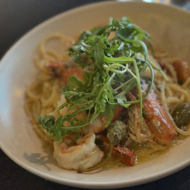 Deniz mahsullü makarna ve deniz ürünleri.