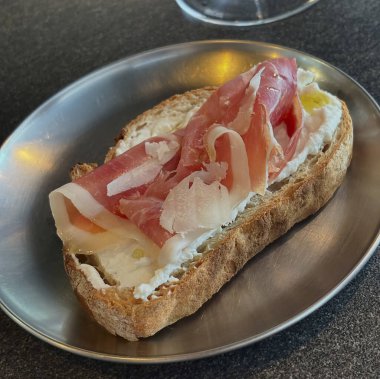 Jambonlu, peynirli ve domatesli taze ekmek.