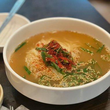 Erişteli Kore çorbası ve tavuk.