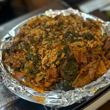 Domuz eti ve sebzeli kızarmış pirinç.