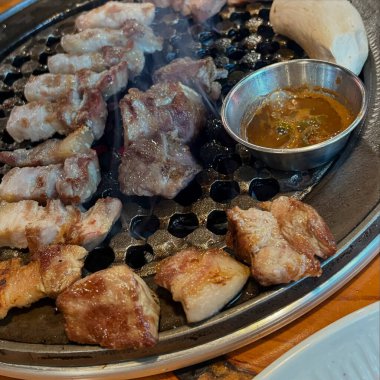 Soslu ve sebzeli ızgara tavuk.