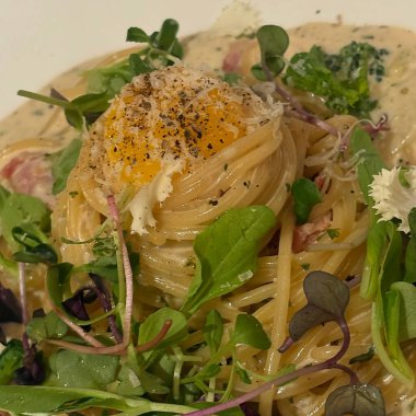 Pasta plaka üzerinde somon ile