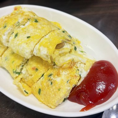 Pirinç ve domatesli omlet.