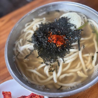 Somonlu Japon eriştesi ve ahşap masada yumurta çorbası.