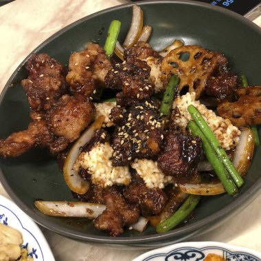 Kızarmış tavuğun mutfak fotoğrafı.