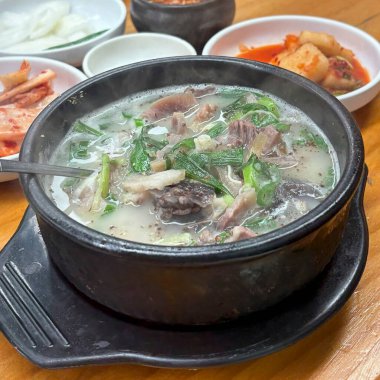 Tencerede Kore yemeği çorbası. Kore yemekleri.