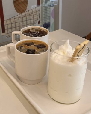 Bir bardak suyla bir fincan kahve.