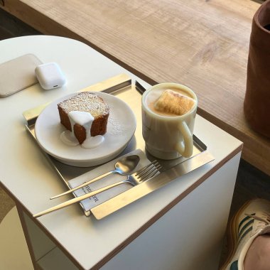 Kahve ve kek üzerine tablo