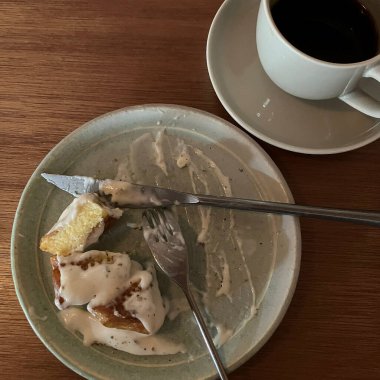 Bir fincan çay ve bir kaşık tabakta