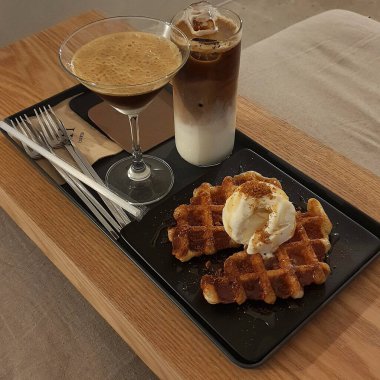 Bir fincan dikey kahve, waffle ve beyaz çikolata.