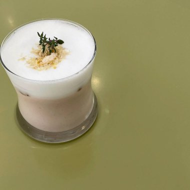 Kremalı ve tarçınlı bir bardak kokteyl.