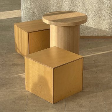 Odada boş ahşap raflar