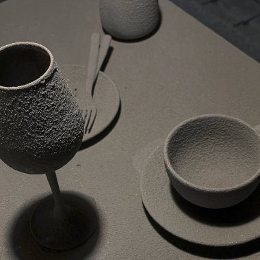 Koyu arkaplanda seramik tablo takımı