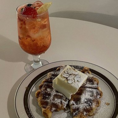 Taze böğürtlenli ve naneli waffle.