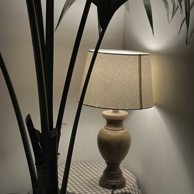 Lambalı modern oturma odasının iç tasarımı