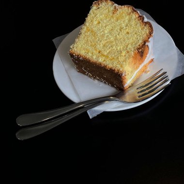 Siyah masadaki çocuk oyuncağı.