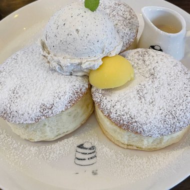 Kremalı lezzetli kekin yakın çekimi.