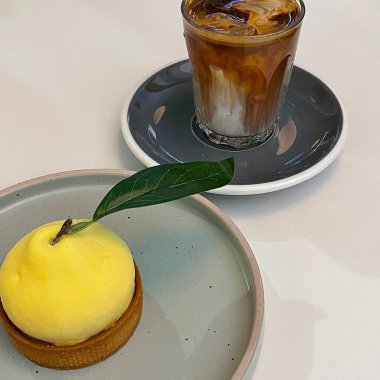 Masanın üzerinde bir fincan kahve olan kahve.