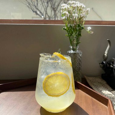 Tahta masada bir bardak limonata.