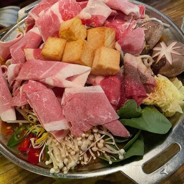 Baharatlı ve otlu taze çiğ domuz eti.