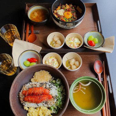 Lezzetli Asya yemeklerinin yakın görüntüsü