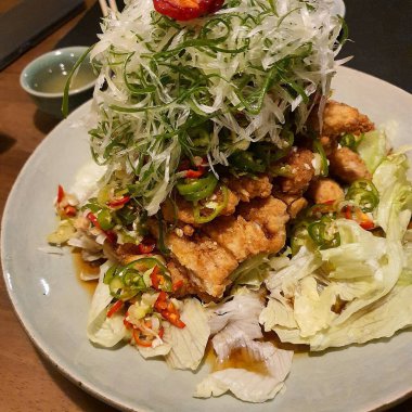 Kızarmış pirinç, karides, sebze ve sos.