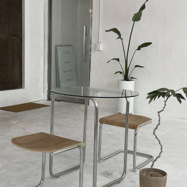 Ahşap sandalye, bitki ve bitkilerle dolu modern iç tasarım.