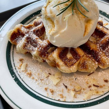 Belçika Waffle 'ı, dondurma ve çırpılmış şurup.