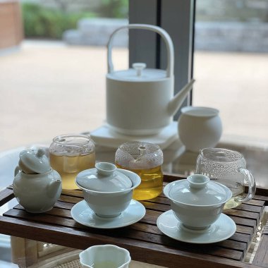 Bir bardak suyla beyaz ve siyah bir çay bardağını kapat.