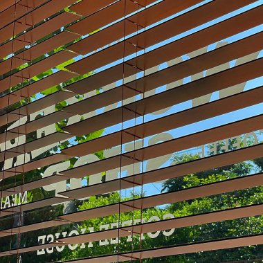 Güneş ışığı ve güneş ışığıyla pencere perdesi