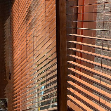 Evin arka planında panjurlar olan pencere.