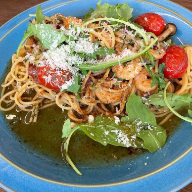 spagetti, deniz ürünleri salatası, karides, karides, midye, makarna, domates, peynir, sarımsak, zeytinyağı, maydanoz.