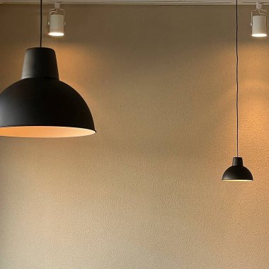 İç tasarımda modern lamba