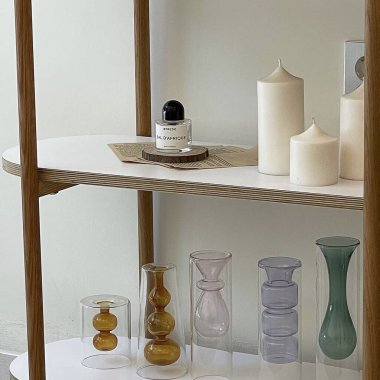 Beyaz ahşap bir rafı olan modern bir iç mekan.